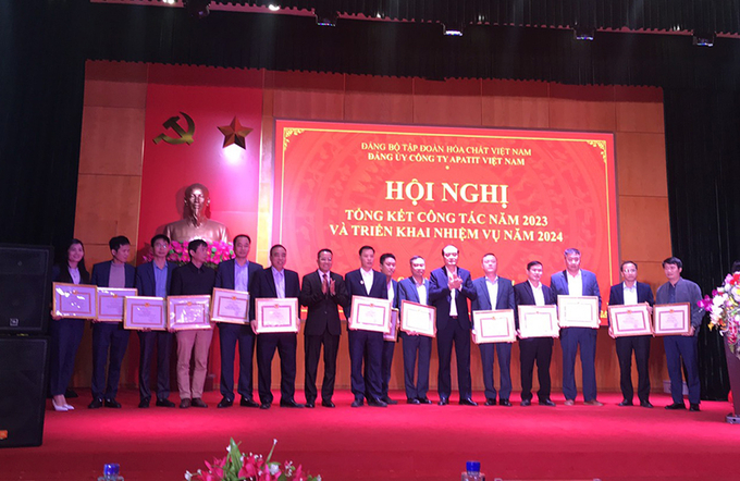 Ông Nguyễn Văn Quý, Phó Bí thư thường trực Đảng ủy Tập đoàn Hóa chất Việt Nam trao bằng khen của Đảng ủy Tập đoàn cho các tập thể, cá nhân đạt danh hiệu hoàn thành xuất sắc nhiệm vụ năm 2023 và Danh hiệu đảng viên hoàn thành xuất sắc nhiệm vụ 5 năm liền (2019 - 2023).