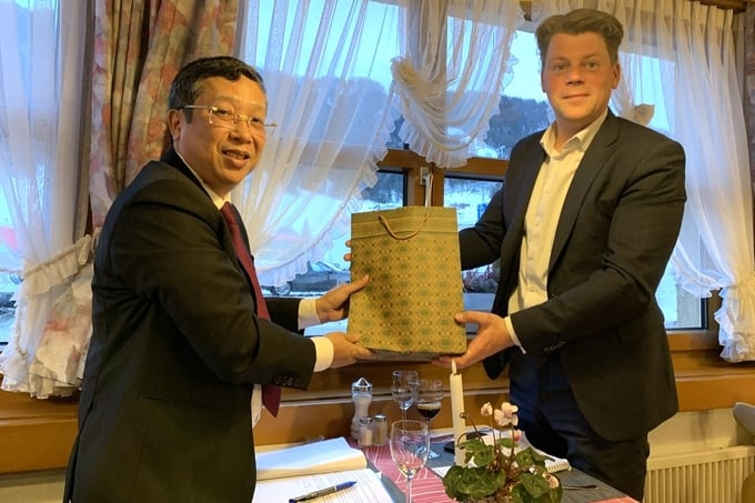 Thứ trưởng Hoàng Trung tặng món quà nông sản Việt Nam cho ông Daan Wensing. Ảnh: ICD.