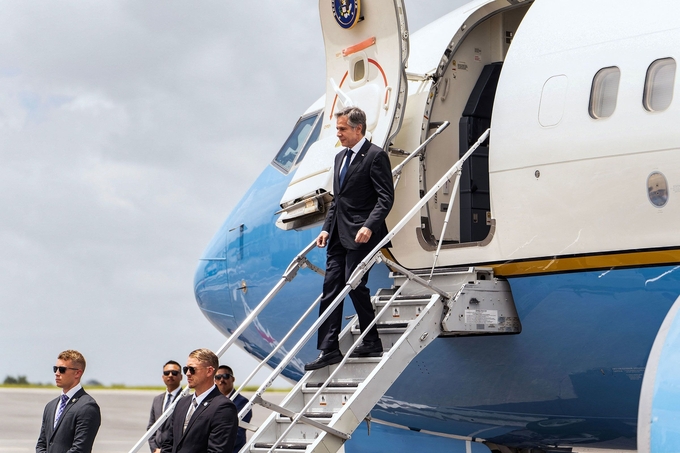 Ngoại trưởng Mỹ Antony Blinken bước xuống từ chiếc chuyên cơ Boeing 737 của ông trong chuyến thăm Guyana hồi tháng 7/2023. Ảnh: AFP.