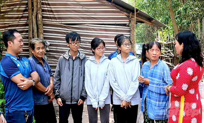 Các đoàn thể thăm hỏi, động viên và tặng quà Tết cho những hoàn cảnh khó khăn trên địa bàn huyện Long Thành, tỉnh Đồng Nai. Ảnh: MV.