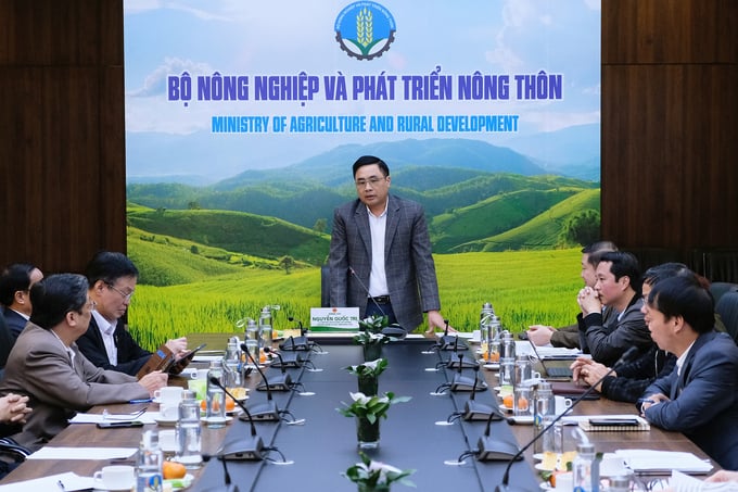 Thứ trưởng Nguyễn Quốc Trị nhấn mạnh tăng cường liên doanh, liên kết giữa các doanh nghiệp trong ngành gỗ. Ảnh: Tùng Đinh.