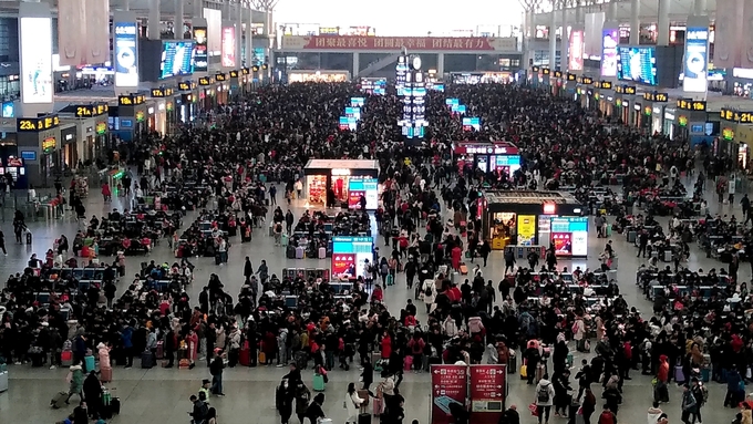 Hành khách chờ tàu tại Ga Hồng Kiều ở Thượng Hải, Trung Quốc trong đợt Xuân Vận năm 2022. Ảnh: CGTN.