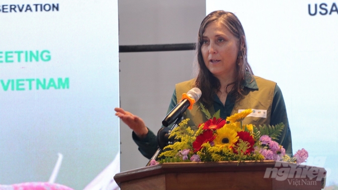 Bà Annie Wallace, Giám đốc Văn phòng Biến đổi Khí hậu, Năng lượng và Môi trường của USAID Việt Nam phát biểu tại sự kiện. Ảnh: Trần Phi.
