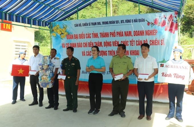 Bà Nguyễn Thị Phượng (đứng giữa), Phó Tổng Giám đốc Agribank, tặng quà tết cho các lực lượng làm nhiệm vụ trên đảo Hòn Khoai. Ảnh: Mai Phương.