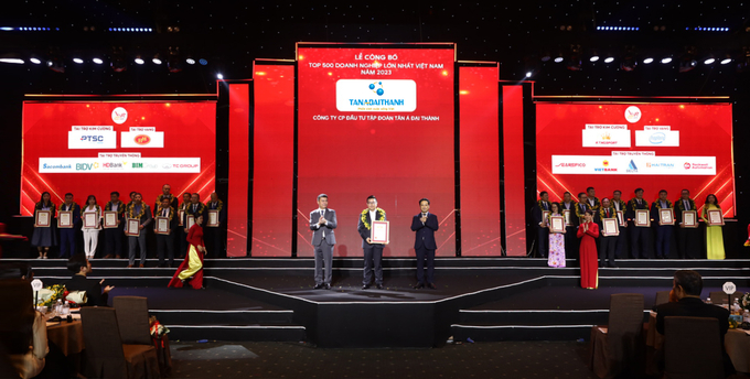 Ông Nguyễn Thành Hiệp – Phó TGĐ Tổng công ty HUD Kiên Giang đại diện Tập đoàn Tân Á Đại Thành nhận chứng nhận tại Lễ công bố Top 500 Doanh nghiệp lớn nhất Việt Nam năm 2023.