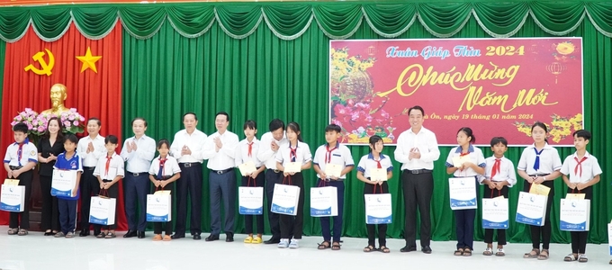 Chủ tịch nước và Quỹ Bảo trợ trẻ em Việt Nam tặng quà cho trẻ em có hoàn cảnh khó khăn. Ảnh: Minh Đảm.