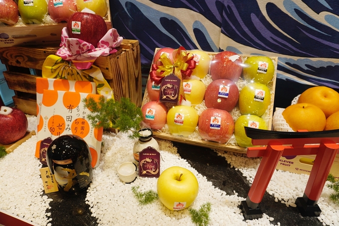 Điểm nhấn Bộ sưu tập quà tặng Tết với chủ đề 'Quà sang Tết rồng' là các loại trái cây Nhật Bản như táo Sekaiichi, táo Kinsei, táo Orin, táo Fuji… Ảnh: Hồng Thắm.