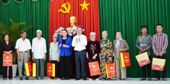 Chủ tịch nước và Ủy ban MTTQ Việt Nam tặng quà cho người cao tuổi. Ảnh: Minh Đảm.