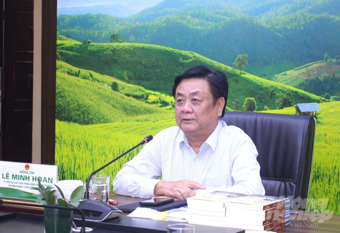 Bộ trưởng Lê Minh Hoan yêu cầu Cục Thủy sản, hướng dẫn, đồng hành cùng các doanh nghiệp nghiên cứu thành lập Hiệp hội ngành hàng rong biển. Ảnh: Trung Quân.