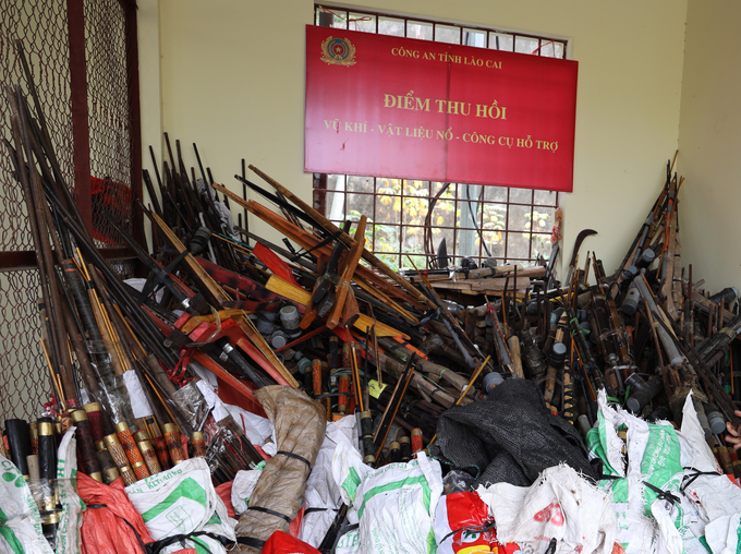 Công an tỉnh Lào Cai vận động người dân, thu giữ được hàng nghìn khẩu súng thô sơ. Ảnh: C.A.
