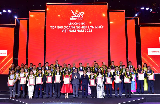 Toàn cảnh tôn vinh Top 500 Doanh nghiệp lớn nhất Việt Nam năm 2023.