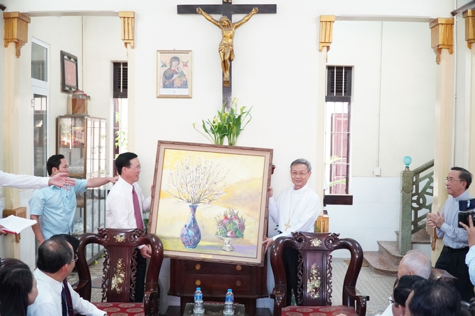 Chủ tịch nước thăm, chúc Tết tại Tòa Giám mục Vĩnh Long. Ảnh: Minh Đảm.