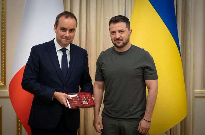 Bộ trưởng Quốc phòng Sebastien Lecornu được Tổng thống Ukraine Volodymyr Zelensky trao tặng huân chương trong chuyến thăm Kiev hồi tháng 9/2023. Ảnh: Reuters.