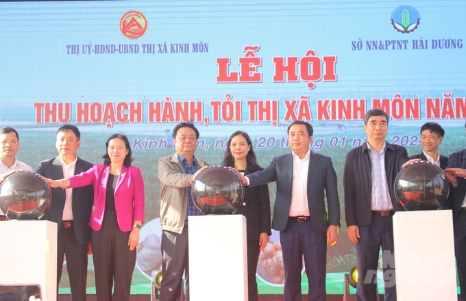 Các đại biểu ấn nút khai mạc Lễ hội Thu hoạch hành, tỏi thị xã Kinh Môn năm 2024. Ảnh: Trung Quân.