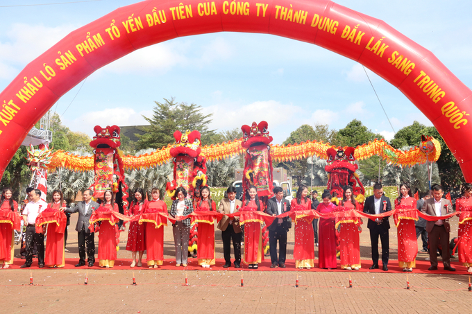 Các đại biểu cắt băng cho lô yến sào đầu tiên tại Đắk Lắk xuất khẩu sang thị trường Trung Quốc. Ảnh: Quang Yên.