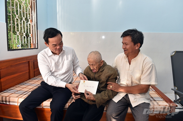 Phó Thủ tướng Phó Thủ tướng ân cần hỏi thăm sức khỏe và bày tỏ lòng biết ơn sâu sắc đối với Mẹ Việt Nam Anh hùng Kiến Thị Ba (95 tuổi), ngụ tại phường 1, TP Trà Vinh. Ảnh: Hải Minh.