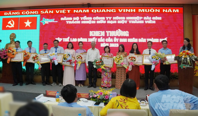 Phó Chủ tịch UBND TP.HCM Võ Văn Hoan trao tặng bằng khen của UBND TP.HCM cho 11 tập thể lao động xuất sắc năm 2023 thuộc Sagri. Ảnh: Nguyễn Thủy.