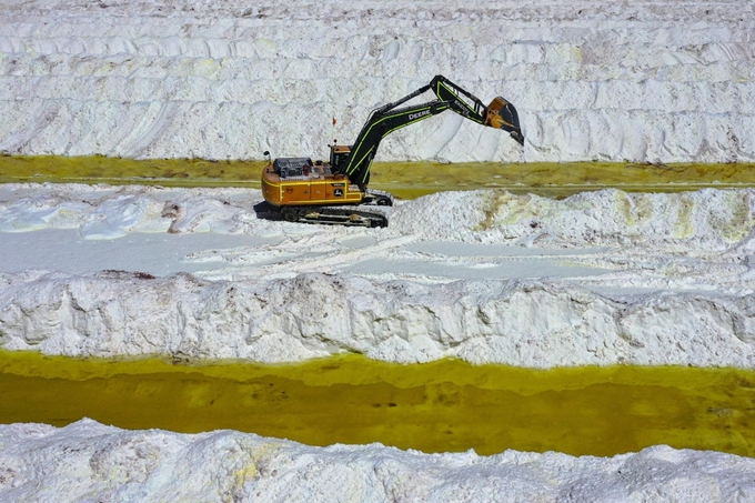 Mỏ lithium của công ty Chile SQM (Sociedad Quimica Minera) ở sa mạc Atacama, Calama, Chile, hồi tháng 9/2022. Ảnh: AFP.
