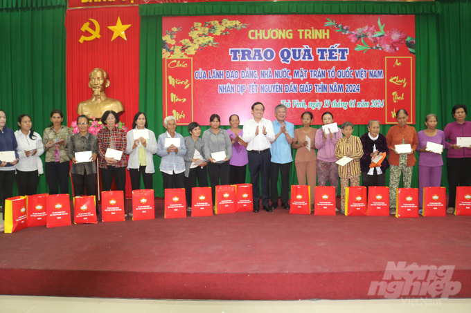 Phó Thủ tướng Trần Lưu Quang trao quà Tết cho cho hộ nghèo, công nhân, lao động có gia cảnh khó khăn tại Trà Vinh. Ảnh: CTV.