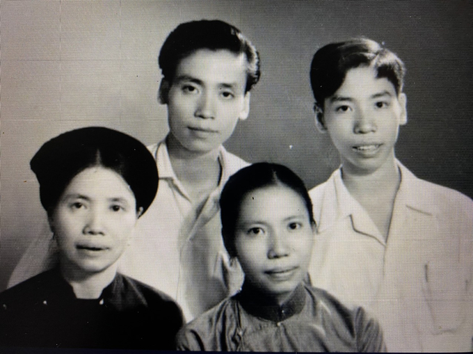 Bà Nguyễn Thị Khương và ba người con Nguyễn Quỳnh Trâm, Nguyễn Thế Học, Nguyễn Thế Tùng.