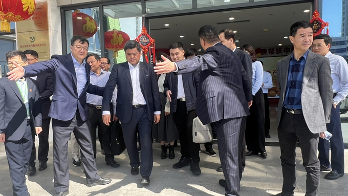 The working delegation conducted a survey of the Agricultural Commodity Trade Center in Shenzhen and held discussions with the Higreen Agricultural Trading Group.