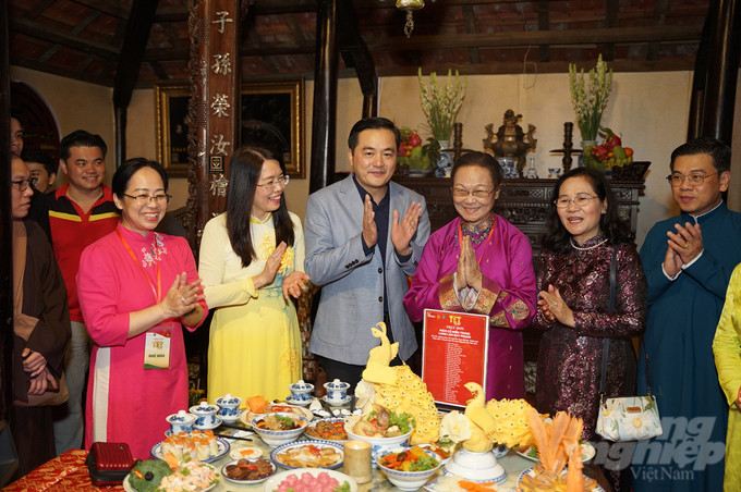 Lãnh đạo TP.HCM tham quan gian trưng bày về ẩm thực miền Trung - Tây Nguyên tại Lễ Hội Tết Việt 2024.