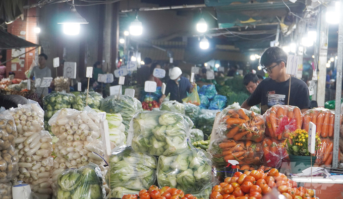 Nguồn hàng nông sản dịp Tết tại các chợ đầu mối tại TP.HCM dự kiến tăng 4 - 5 lần ngày thường, đáp ứng đủ nhu cầu tiêu thụ của người dân. Ảnh: Lê Bình.