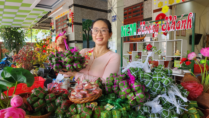 Chị Đặng Thị Ngọc Thùy, chủ cơ sở nem Hoàng Khánh, đơn vị sở hữu 9 sản phẩm OCOP 3 sao như nem Lai Vung, nem đòn, nem chua quế, nem nướng, bì, chả lụa, giò thủ, chả bò… Ảnh: Kim Anh.