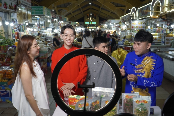 Các Tiktoker, KOL đang livestream bán các sản phẩm nông sản, thực phẩm tại chợ Bến Thành.