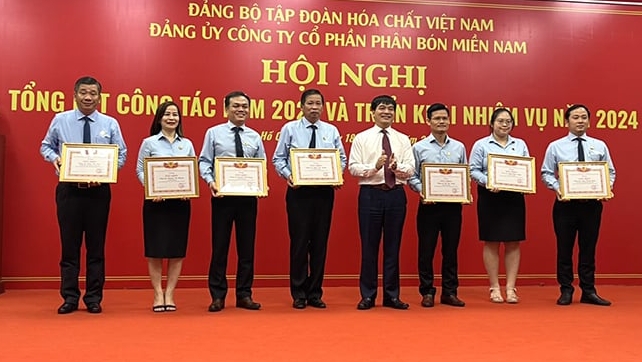 Khen thưởng các tập thể, cá nhân Công ty CP Phân bón Miền Nam hoàn thành xuất sắc nhiệm vụ năm 2023.