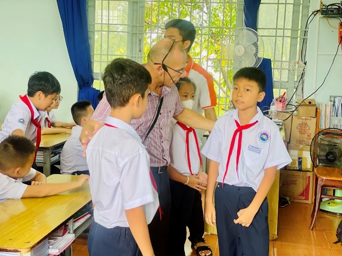 Học sinh tại một trường tiểu học ở Đắk Lắk trong giờ tiếng Anh iSMART.