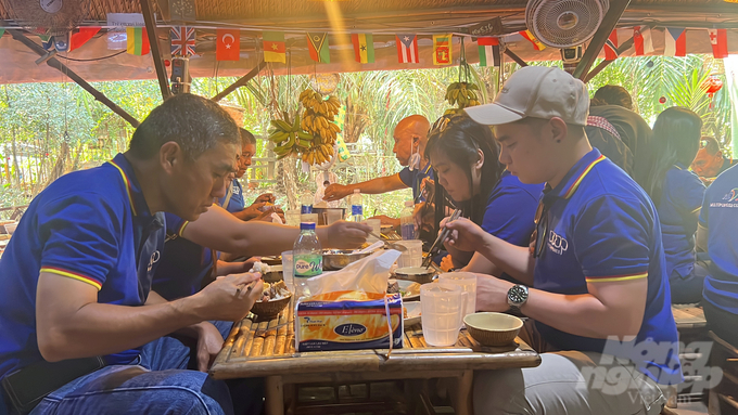 Du khách trải nghiệm những món ăn Việt Nam sử dụng nguyên liệu trồng trọt và chăn nuôi tại nông trại Tam Nông. Ảnh: Nguyễn Thủy.