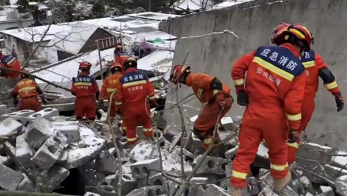 Lực lượng cứu hộ tại hiện trường vụ lở đất ở huyện Trấn Hùng, tỉnh Vân Nam, Trung Quốc, ngày 22/1. Ảnh: Tân Hoa Xã.