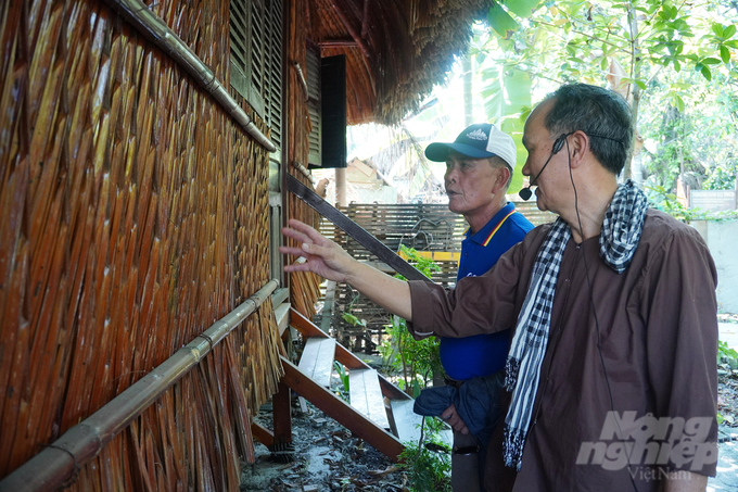 TS Nguyễn Văn Bắc (bên phải), Cố vấn cao cấp đang giới thiệu về nguyên vật liệu sử dụng để làm nhà cho khách nghỉ dưỡng. Ảnh: Nguyễn Thủy.