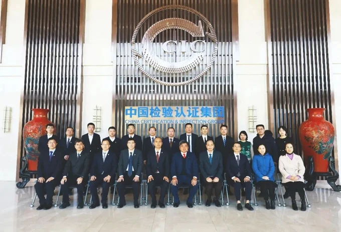 Thứ trưởng Trần Thanh Nam và lãnh đạo, cán bộ Bộ NN-PTNT chụp ảnh lưu niệm cùng Tập đoàn CCIC. Ảnh: CCIC.