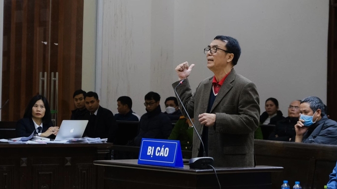 Bị cáo Trần Hùng, cựu Phó Cục trưởng Cục QLTT Hà Nội, Tổ trưởng tổ 304, Tổng cục QLTT trình bày tại phiên tòa. Ảnh: Nam Anh.