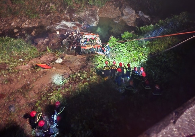 Lực lượng cứu hộ tham gia công tác ứng cứu vụ lật xe khách trên cao tốc La Sơn - Túy Loan. Ảnh: CTV.