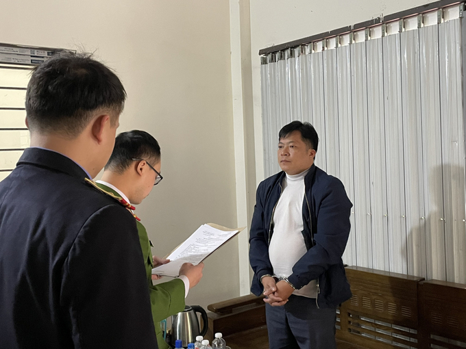 Cơ quan Cảnh sát điều tra tổng đạt lệnh bắt tạm giam đối tượng Ngọc Xuân Lâm. Ảnh: CA Cao Bằng cung cấp. 