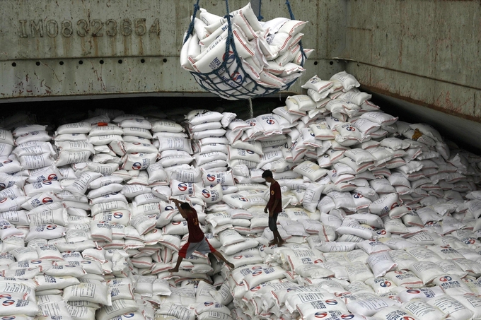 Nhân viên vận chuyển gạo nhập khẩu tại cảng Manila. Ảnh: Reuters.
