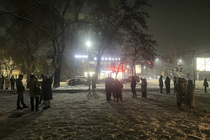 Người ở Almaty, Kazakhstan đổ ra đường sau cảm nhận được trận động đất rạng sáng ngày 23/1. Ảnh: AP.