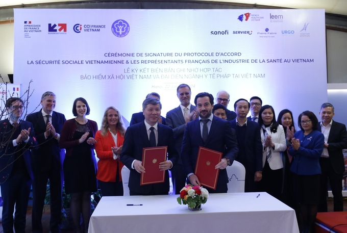 Phó Tổng Giám đốc BHXH Việt Nam Nguyễn Đức Hòa và ông Thibaut Giroux, Chủ tịch Phòng XTTM Pháp tại Việt Nam đã ký Bản Ghi nhớ hợp tác chiến lược giữa hai cơ quan.