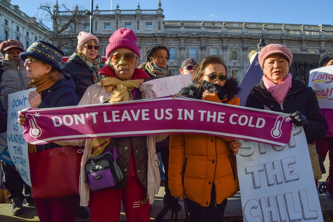 Người biểu tình ở Anh kêu gọi chính phủ có biện pháp giúp họ vượt qua mùa đông giá rét. Ảnh: CNN.