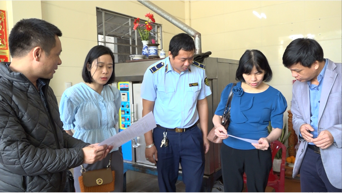 Đoàn kiểm tra liên ngành của Sở NN-PTNT Quảng Trị kiểm tra điều kiện đảm bảo vệ sinh an toàn thực phẩm tại một cơ sở sản xuất bánh mỳ. Ảnh: Việt Toàn.