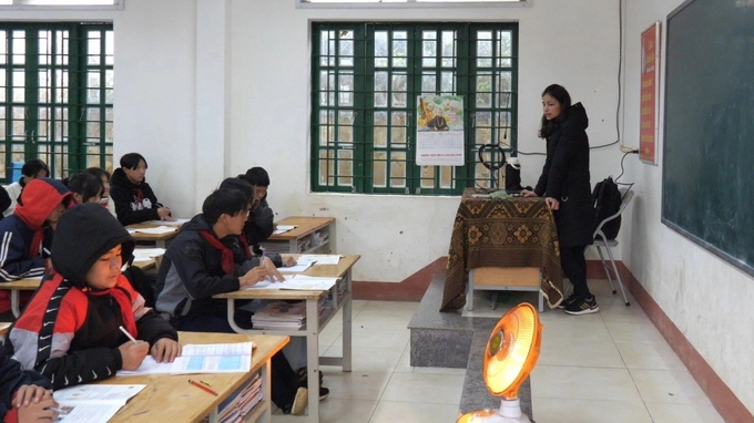 Một lớp học ở vùng cao Lào Cai được trang bị quạt sưởi và đóng kín cửa để giữ ấm cho học sinh. Ảnh: An Kiên.