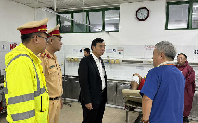 Ông Lê Trung Chinh, Chủ tịch UBND TP Đà Nẵng thăm hỏi các hành khách gặp nạn. Ảnh: CTV.