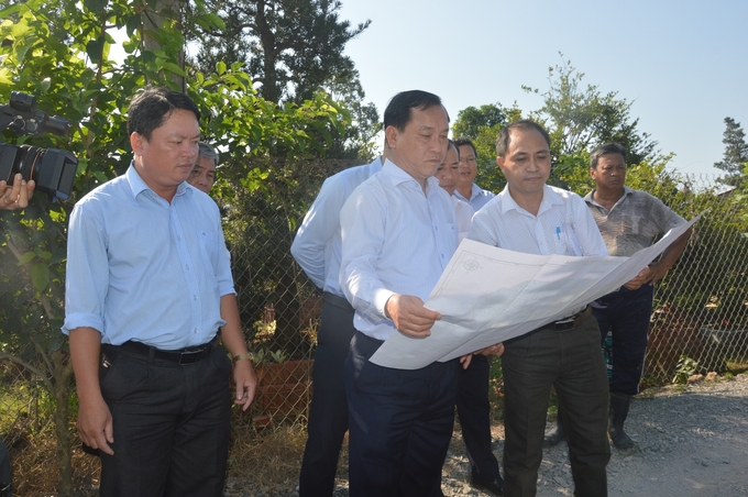 Chủ tịch UBND tỉnh Tiền Giang khảo sát tình hình phòng chống hạn mặn tại các huyện phía Tây của tỉnh. Ảnh: MT.