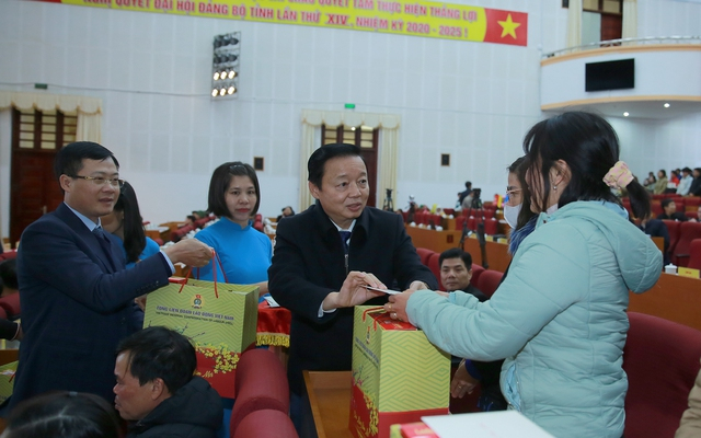 Đoàn viên, người lao động tỉnh Lai Châu được Phó Thủ tướng Trần Hồng Hà trao những túi quà Tết ý nghĩa. Ảnh: VGP/Minh Khôi.