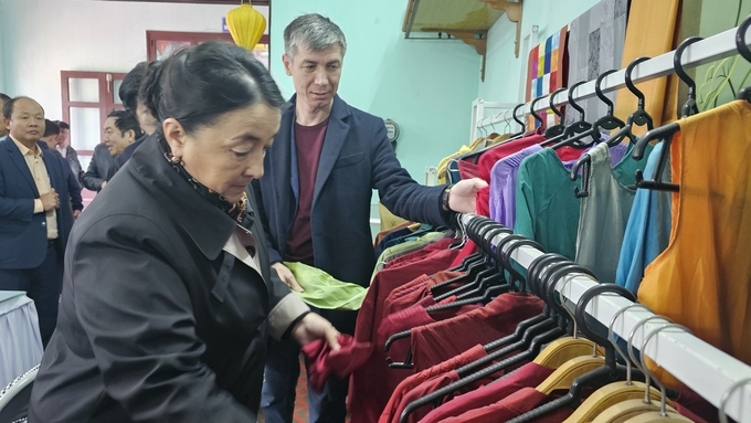 Đoàn công tác của Uzbekistan nói họ rất ấn tượng trước tay nghề của các nghệ nhân làng lụa Nha Xá. Ảnh: Phương Linh.