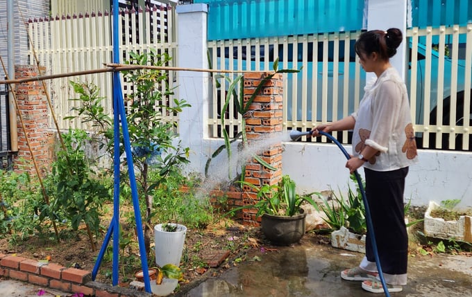 Người dân khu vực nông thôn tại Đắk Lắk sử dụng nước sạch từ các công trình của dự án ODA. Ảnh: Quang Yên.
