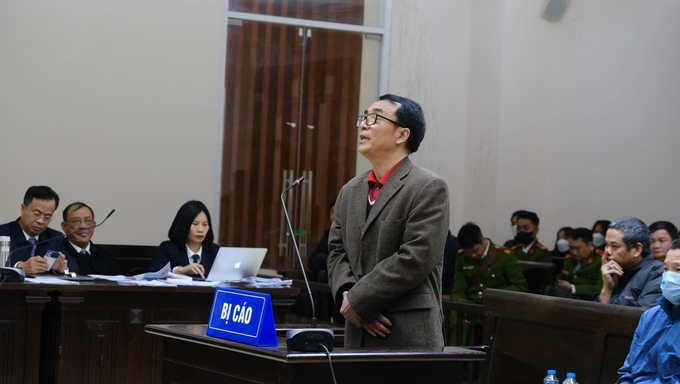 Bị cáo Trần Hùng, cựu Phó Cục trưởng Cục QLTT Hà Nội, Tổ trưởng tổ 304, Tổng cục QLTT trình bày tại phiên tòa. Ảnh: Nam Anh.